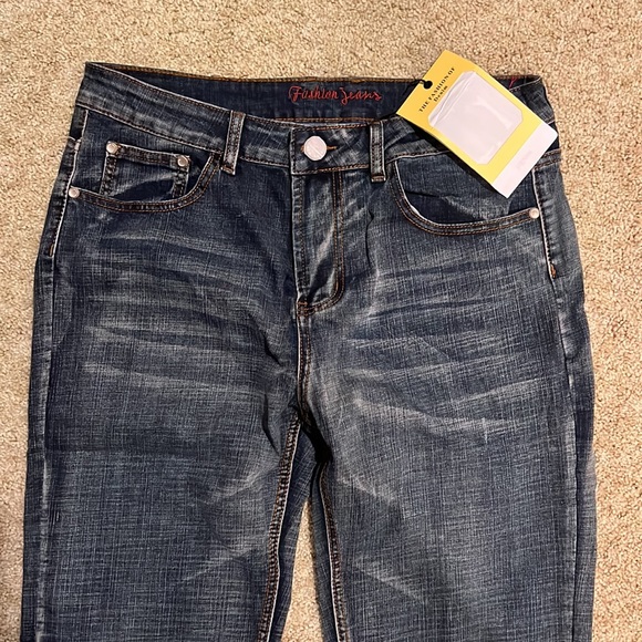 Men’s Fashion Straight Leg Denim Jeans, Size 32, Medium Wash, NWT NEW WITH TAGS - Picture 2 of 15